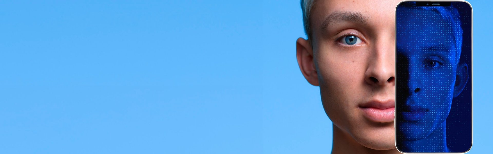 tvár chlapca scanovaný mobilným telefónom